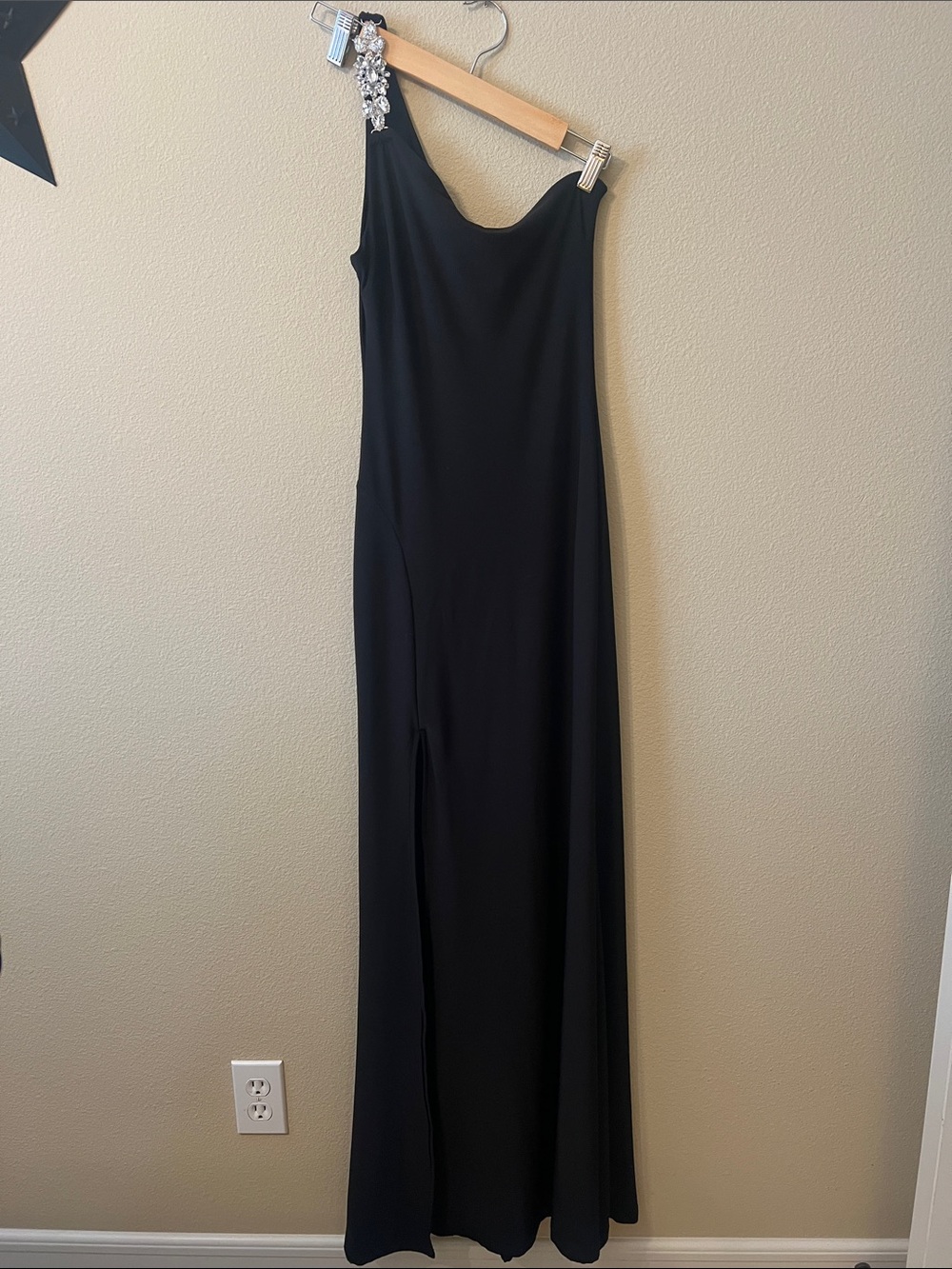 Elegant Black One-Shoulder Evening Dress with Embellished Strap